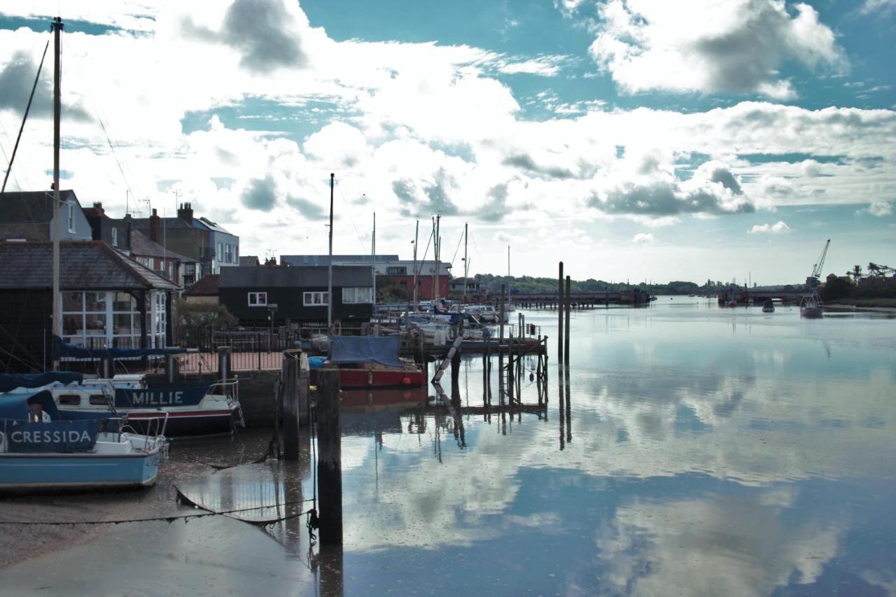 Secret Cottage, Wivenhoe - Charming, Cosy, Convenient & Quiet, 2 X Double Bed Period Cottage Plus Patio - 6 Min Walk Train, 2 Min Walk High Street Pubs, Restaurants, Shops Экстерьер фото