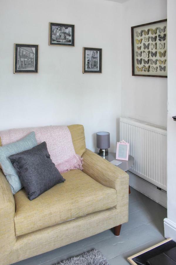 Secret Cottage, Wivenhoe - Charming, Cosy, Convenient & Quiet, 2 X Double Bed Period Cottage Plus Patio - 6 Min Walk Train, 2 Min Walk High Street Pubs, Restaurants, Shops Экстерьер фото