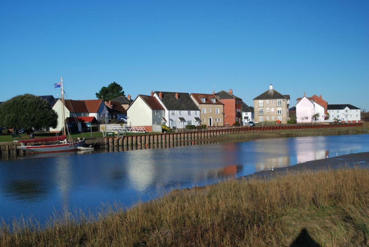 Secret Cottage, Wivenhoe - Charming, Cosy, Convenient & Quiet, 2 X Double Bed Period Cottage Plus Patio - 6 Min Walk Train, 2 Min Walk High Street Pubs, Restaurants, Shops Экстерьер фото